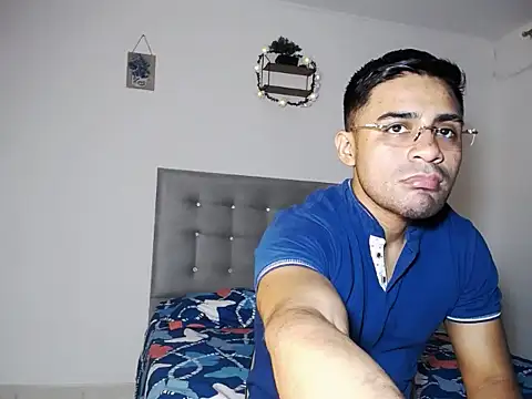 zeussexyhot online show from May 1, 4:49 am