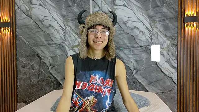 NoahWalker   online show from May 2, 11:24 am