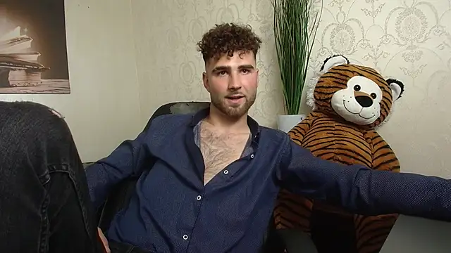 KyloEast online show from April 25, 1:41 pm