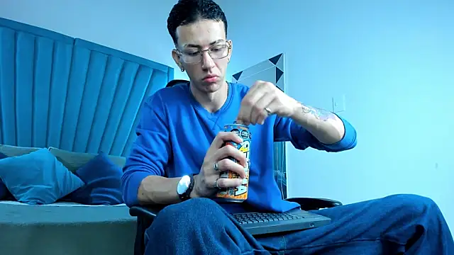 OliverThompsonJS online show from June 18, 4:47 am