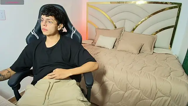 Milo Storm online show from April 25, 1:52 pm