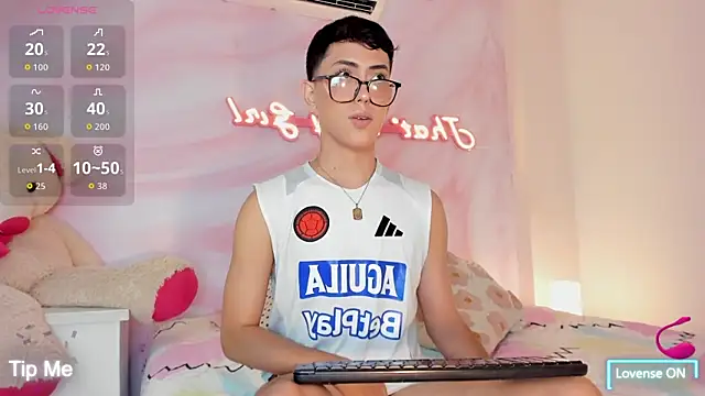 Iam Caami  online show from June 23, 7:39 pm
