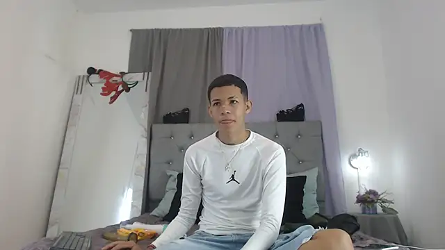 PhillipCox online show from June 26, 12:30 pm