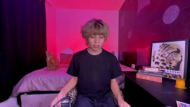 Aronn 44 online show from May 25, 1:56 am