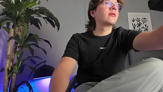 LucasMoraless online show from May 25, 1:17 pm