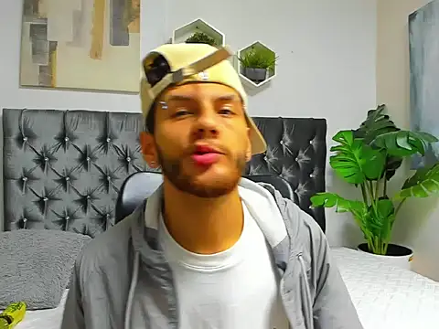 CHRIS GREY online show from June 17, 6:31 pm