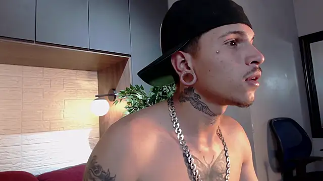 Valentino Knox online show from June 11, 6:39 pm