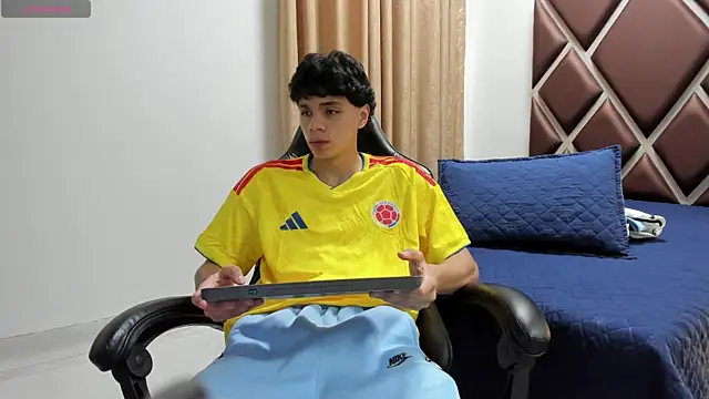 Ithan Hott online show from June 24, 3:42 am