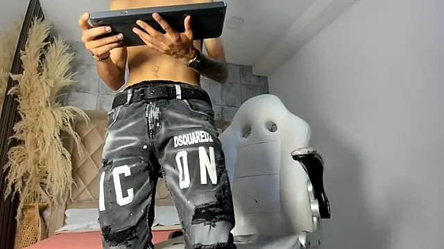 LucasJhonson  online show from June 9, 1:18 am