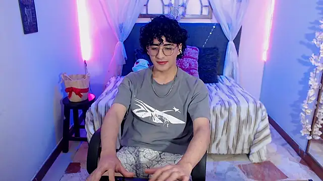 Elliot 23 online show from June 24, 4:04 am