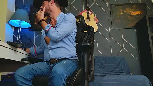 Snapshot of ChrisKox chatting on October 21, 4:26 am ChrisKox online show from October 21, 4:26 am