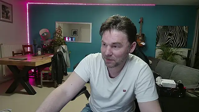 Snapshot of tom_sauwer chatting on October 8, 1:21 am tom sauwer online show from October 8, 1:21 am
