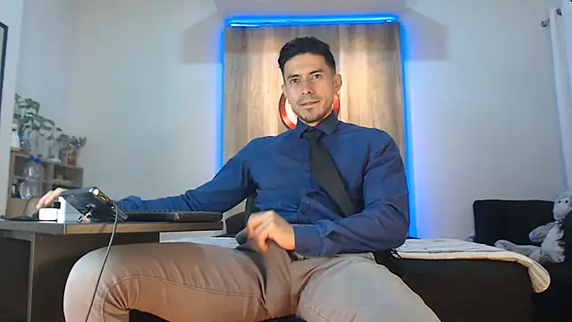 Andrew 4  online show from December 4, 2:51 am