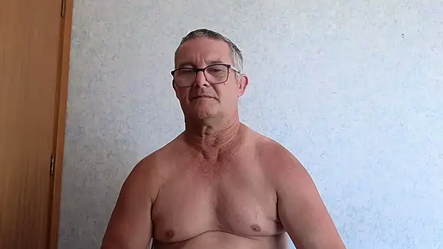 Snapshot of bigballnz chatting on February 5, 5:20 am bigballnz online show from February 5, 5:20 am