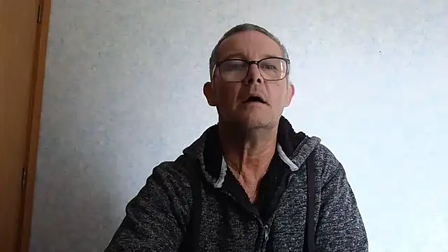 Snapshot of bigballnz chatting on February 9, 5:19 am bigballnz online show from February 9, 5:19 am