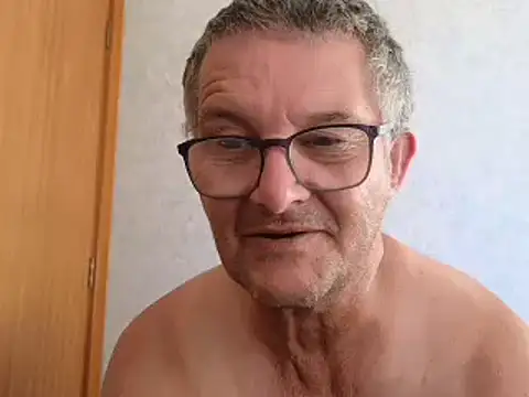 Snapshot of bigballnz chatting on January 6, 6:36 am bigballnz online show from January 6, 6:36 am