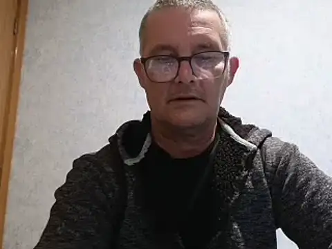 Snapshot of bigballnz chatting on January 24, 8:02 am bigballnz online show from January 24, 8:02 am