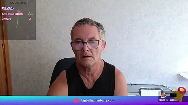 Snapshot of bigballnz chatting on February 25, 6:36 am bigballnz online show from February 25, 6:36 am