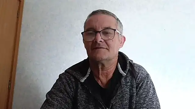 Snapshot of bigballnz chatting on February 6, 6:08 am bigballnz online show from February 6, 6:08 am