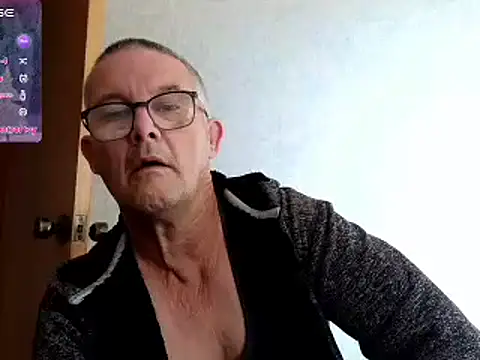 Snapshot of bigballnz chatting on January 15, 6:01 am bigballnz online show from January 15, 6:01 am