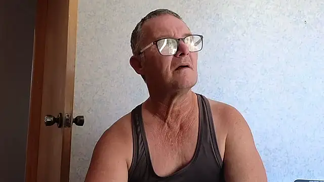 Snapshot of bigballnz chatting on February 8, 4:47 am bigballnz online show from February 8, 4:47 am