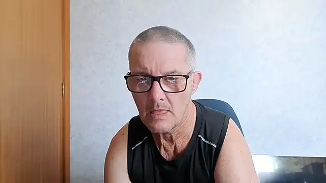 Snapshot of bigballnz chatting on September 18, 3:52 am bigballnz online show from September 18, 3:52 am