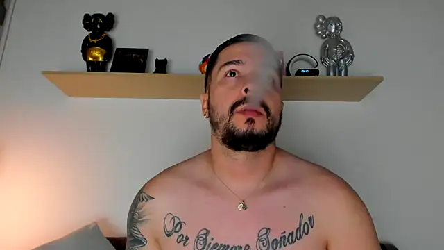 Snapshot of camilo_restrepo21 chatting on January 17, 12:10 am camilo restrepo21 online show from January 17, 12:10 am