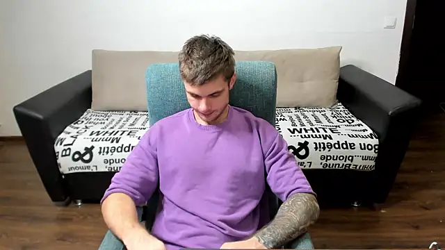 Snapshot of maks_wolfis chatting on December 13, 11:17 pm maks wolfis online show from December 13, 11:17 pm