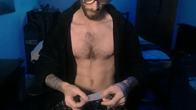 Snapshot of SexxxyLouis chatting on December 31, 9:10 am SexxxyLouis online show from December 31, 9:10 am