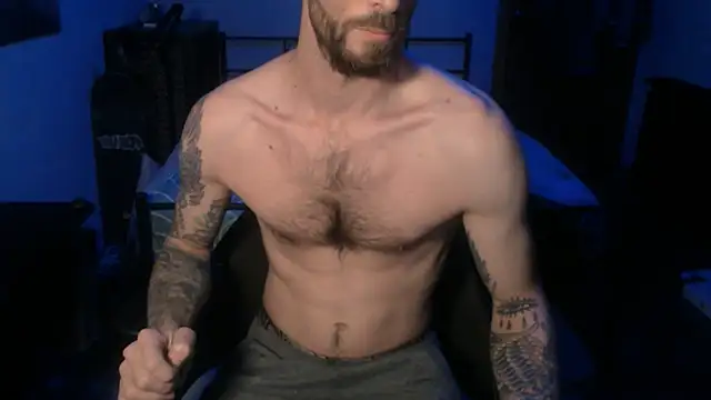 Snapshot of SexxxyLouis chatting on December 24, 8:22 am SexxxyLouis online show from December 24, 8:22 am