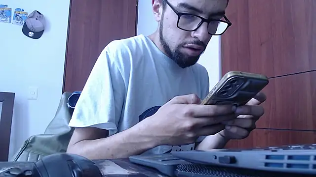 Snapshot of fvckolombianguyy chatting on February 22, 3:32 pm fvckolombianguyy online show from February 22, 3:32 pm