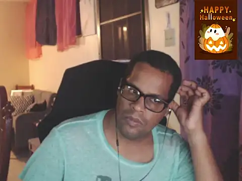 Snapshot of thesugar32 chatting on October 26, 2:35 am thesugar32 online show from October 26, 2:35 am