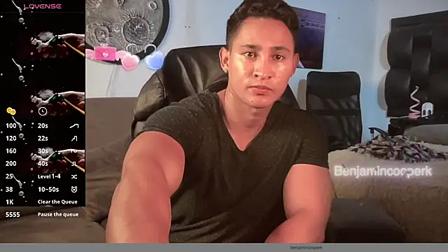 Snapshot of BenjaminCooperk chatting on October 16, 6:43 am BenjaminCooperk online show from October 16, 6:43 am