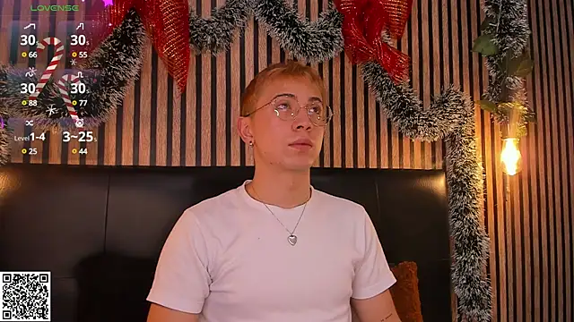 Snapshot of Chris_Bennett chatting on December 9, 12:31 pm Chris Bennett online show from December 9, 12:31 pm
