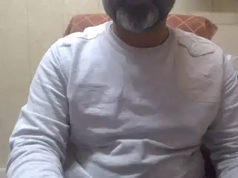 Snapshot of hairymaster95 chatting on December 15, 7:24 am hairymaster95 online show from December 15, 7:24 am