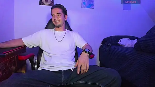 Snapshot of Alex_smith00 chatting on January 13, 1:45 am Alex smith00 online show from January 13, 1:45 am