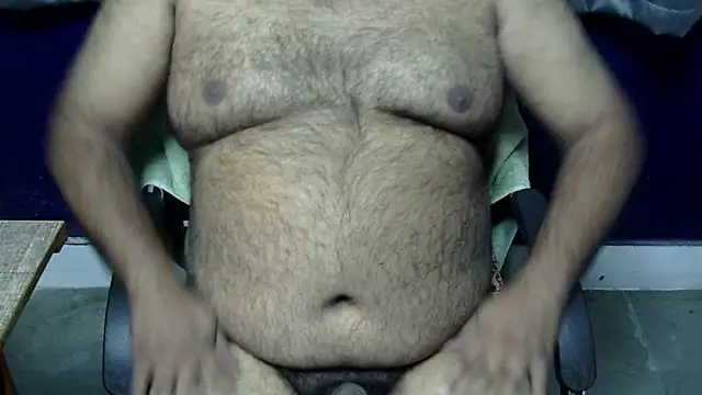 Snapshot of hairysubcub_70 chatting on December 5, 3:59 am hairysubcub 70 online show from December 5, 3:59 am