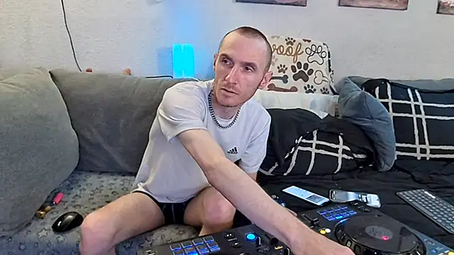 pyrowuff online show from February 12, 7:47 am