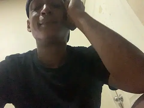 Snapshot of domigoodguy chatting on February 20, 7:19 pm domigoodguy online show from February 20, 7:19 pm