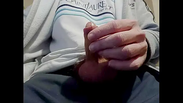 Snapshot of hairyuncut00 chatting on January 17, 8:37 pm hairyuncut00 online show from January 17, 8:37 pm