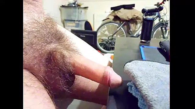 hairyuncut00 online show from April 27, 8:14 pm