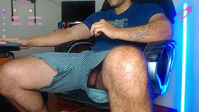 Snapshot of --mAk-- chatting on January 23, 11:58 am --mAk-- online show from January 23, 11:58 am