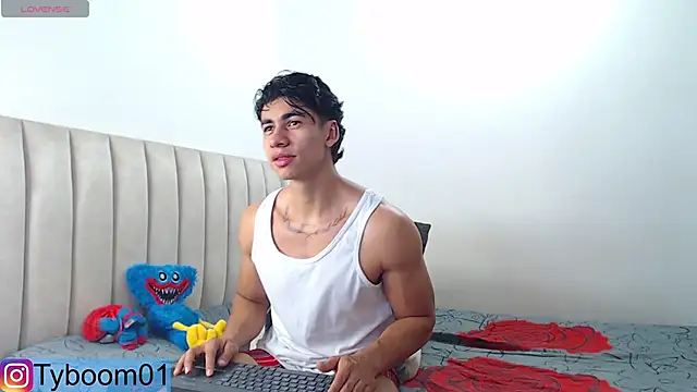 Snapshot of TYLER_BOOM chatting on January 11, 3:44 am TYLER BOOM online show from January 11, 3:44 am