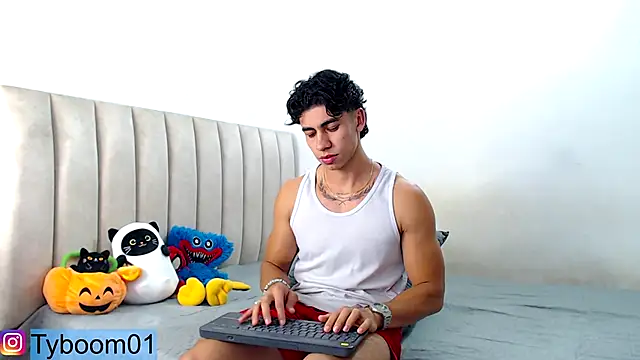 Snapshot of TYLER_BOOM chatting on October 2, 12:58 am TYLER BOOM online show from October 2, 12:58 am