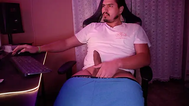Snapshot of fernan_redsxxx chatting on December 2, 8:42 pm fernan redsxxx online show from December 2, 8:42 pm