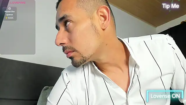 jhonyalzate2 online show from April 28, 2:27 am