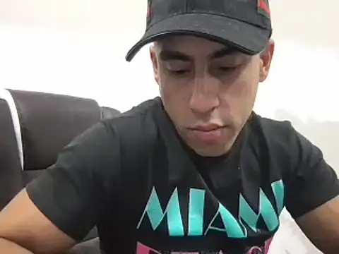 Snapshot of BigGuyMuscle chatting on December 5, 10:34 pm BigGuyMuscle online show from December 5, 10:34 pm