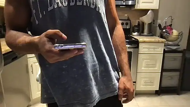 Snapshot of BigGuyMuscle chatting on September 16, 11:16 pm BigGuyMuscle online show from September 16, 11:16 pm