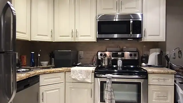 Snapshot of BigGuyMuscle chatting on October 31, 5:53 am BigGuyMuscle online show from October 31, 5:53 am