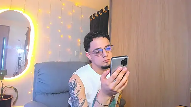 Snapshot of alejandro_calderon1 chatting on December 23, 7:06 am alejandro calderon1 online show from December 23, 7:06 am